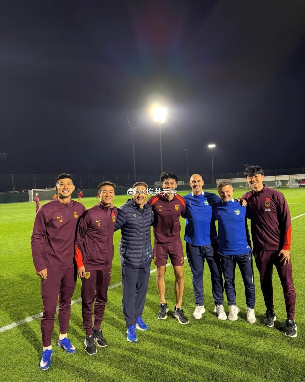 xingkong-将帅重逢，中乌赛后前广州队球员同卡帅合影留念